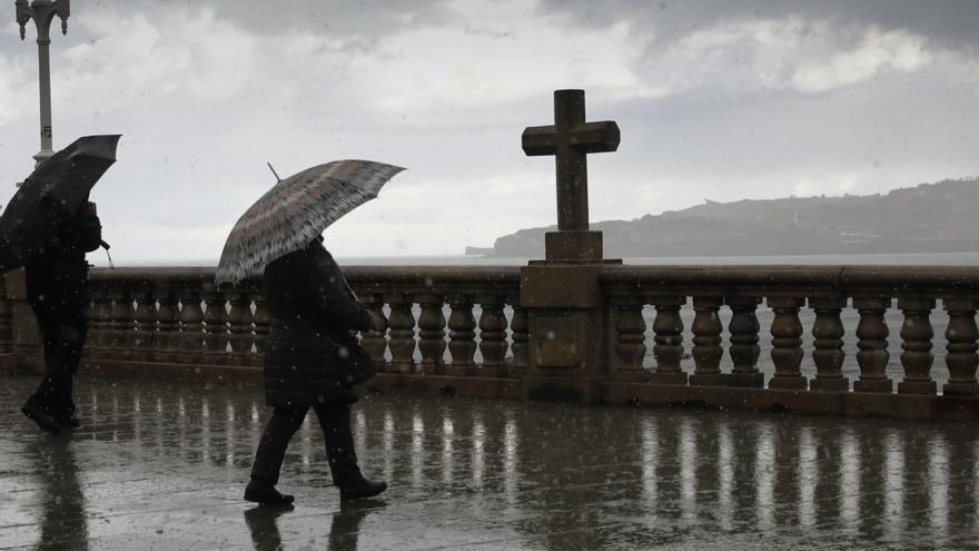 La costa de Asturias, en riesgo por vientos fuertes del Noroeste