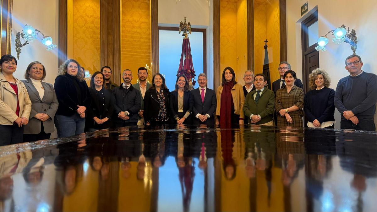 La consellera junto a miembros de la Corporación municipal en el Ayuntamiento oriolano