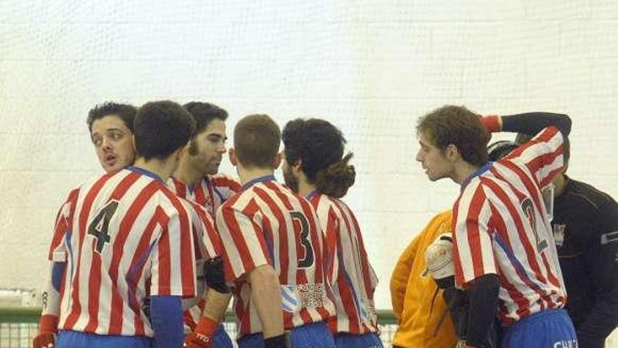 Los jugadores del Cerceda se animan antes de un partido. / víctor echave