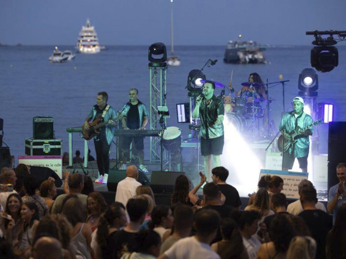 Ibiza salta al verano en la Nit de Sant Joan