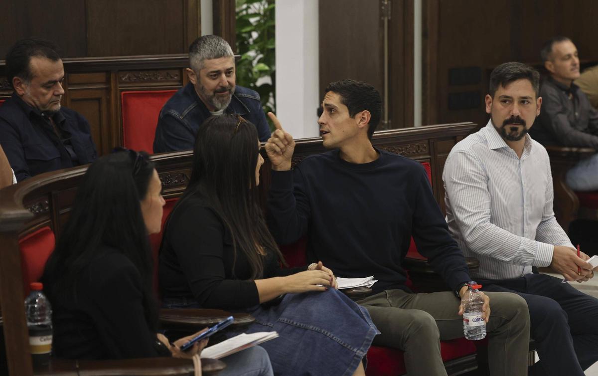 Ximo Catalán con su grupo en el Pleno de Sagunt.