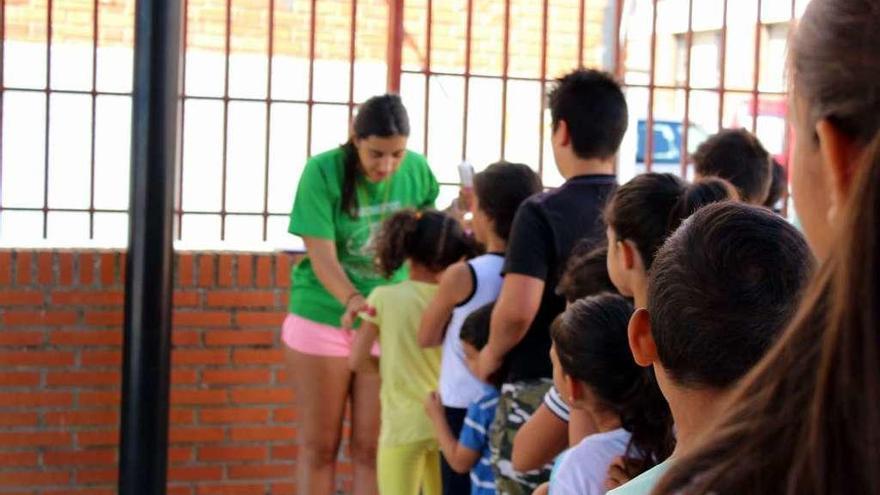 Niños participando en las actividades lúdicas del programa.