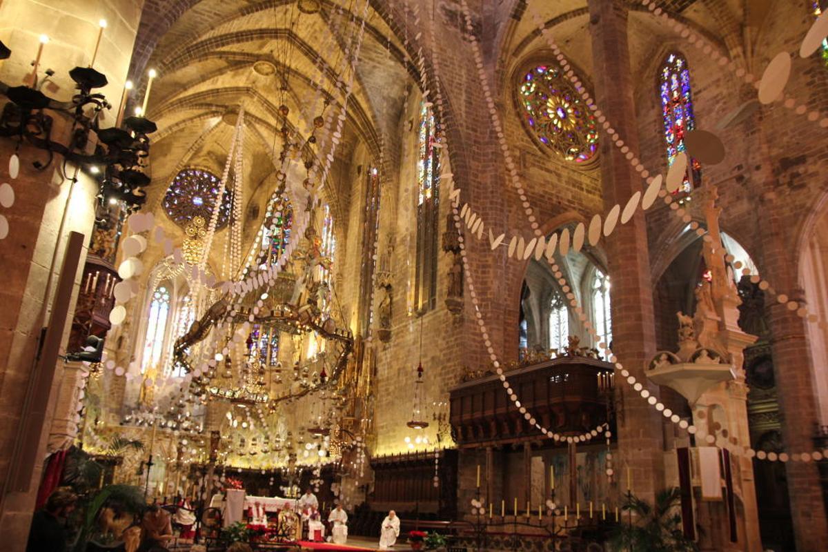 Mehrere tausend Personen kamen an Heiligabend wieder zu den beiden Ausgaben der deutschsprachigen ökumenischen Christvesper in der Kathedrale von Palma de Mallorca, die inzwischen seit 1971 auf Mallorca stattfinden. Die Predigt hielt Pfarrer Andreas Falow.