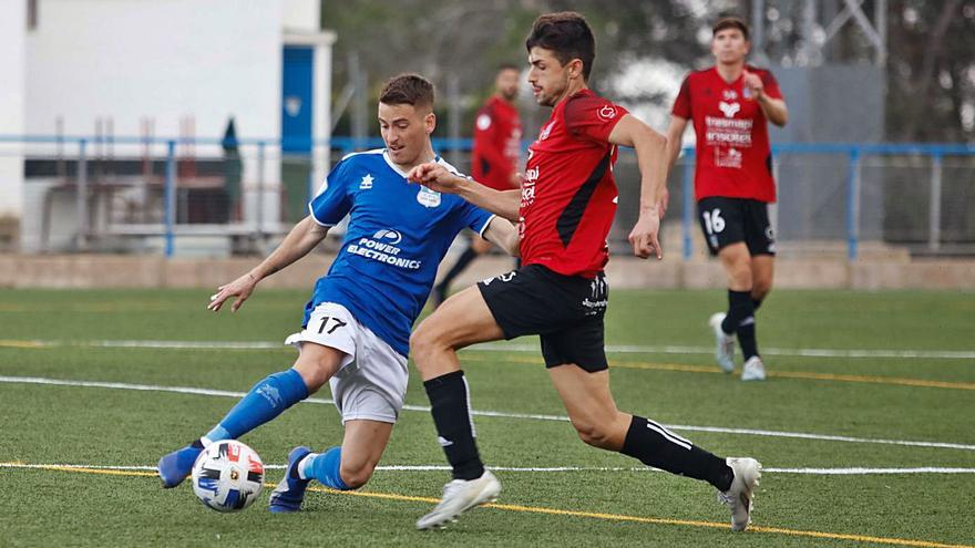 Una imagen del derbi pitiuso que disputaron el miércoles el Sant Rafel y el Formentera.