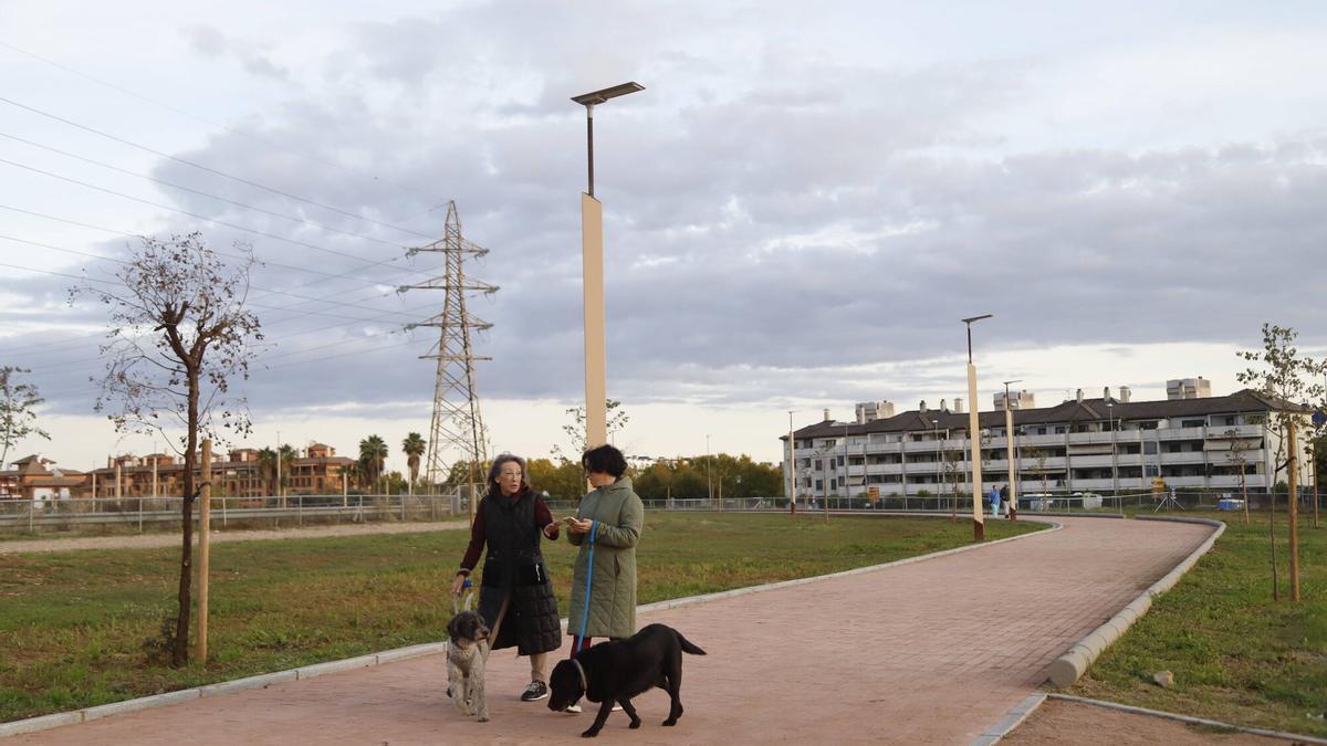 Dos mujeres pasean por el parque del Canal, ya finalizado.