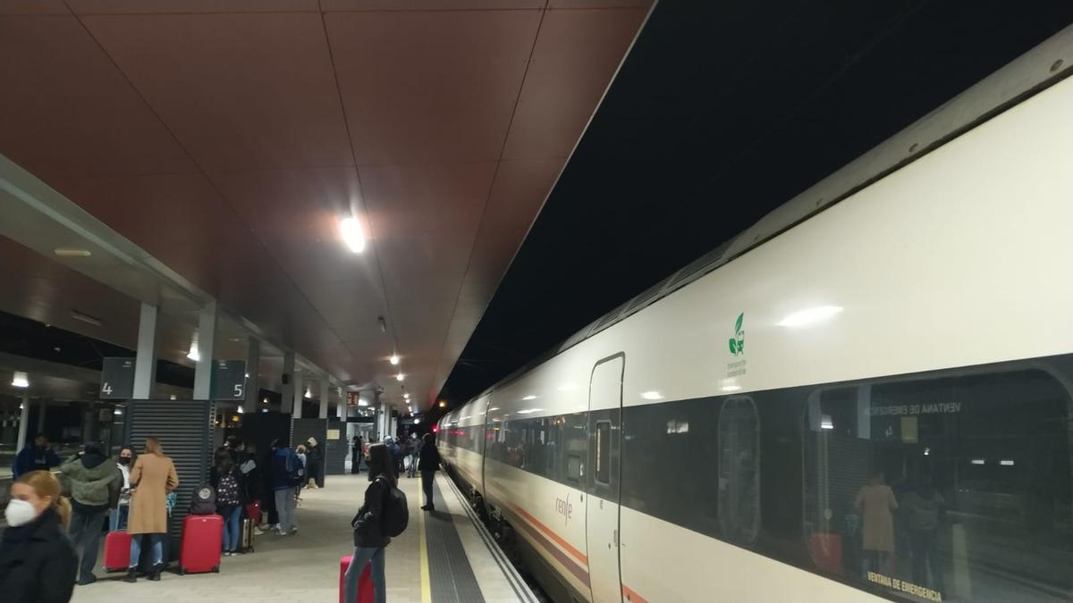 Viajeros en el andén de la estación de ferrocarril de Zamora, junto a un tren