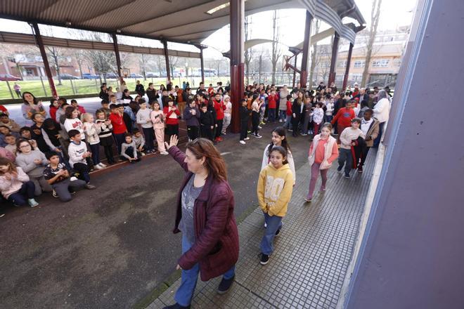 El Llano y La Escuelona se despiden del alumnado del Rey Pelayo (en imágenes)