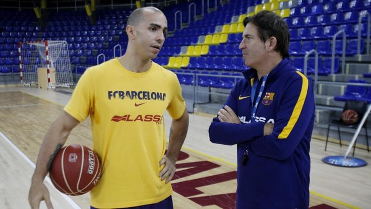 Arroyo conversa con Pascual antes del entrenamiento del Barça.