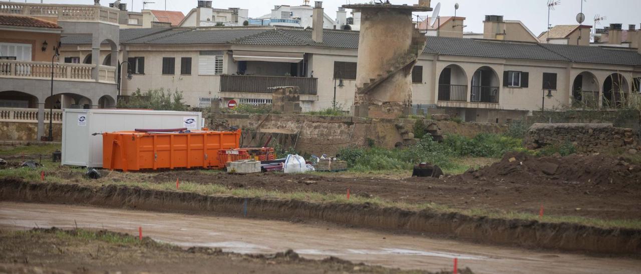 Las obras de urbanización, iniciadas por los promotores hace unas semanas, deberán respetar el molino existente.