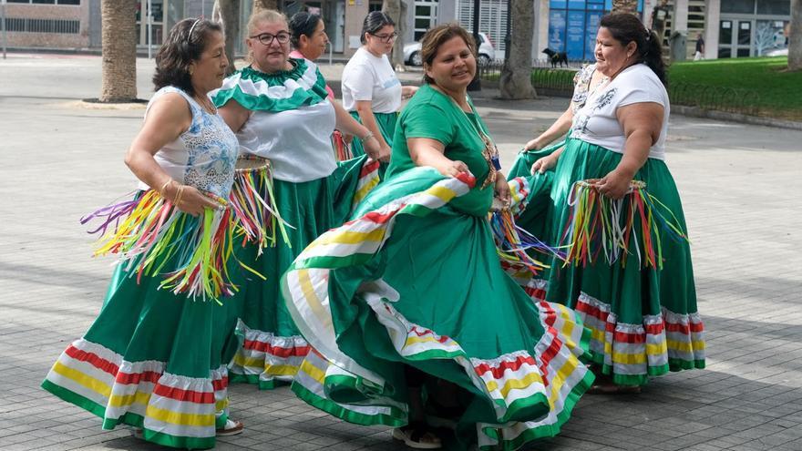 La comunidad boliviana ensaya en la plaza de la Feria los bailes de la fiesta par celebrar el día de la Urkupiña