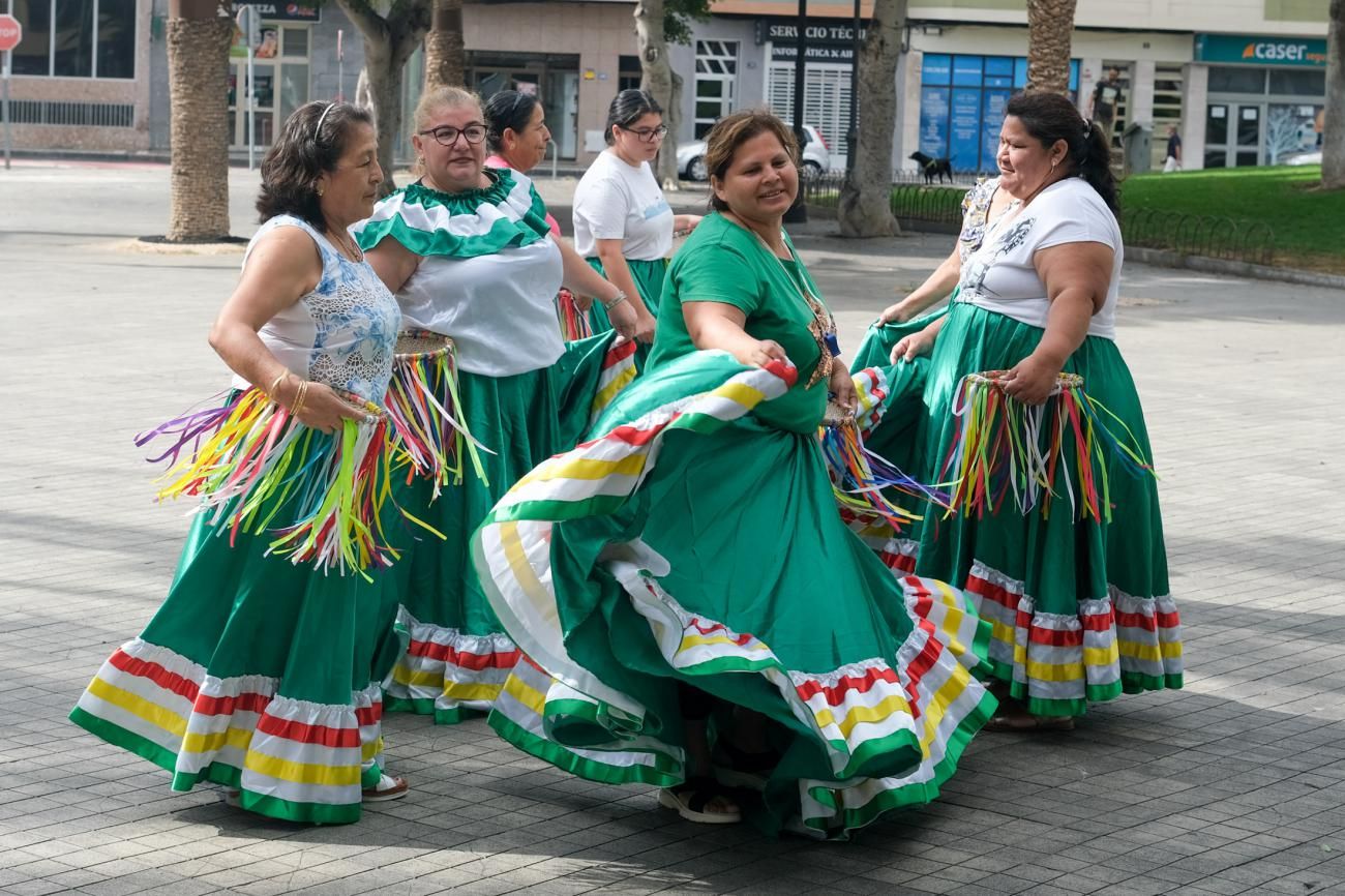 La comunidad boliviana ensaya en la plaza de la Feria los bailes de la fiesta par celebrar el día de la Urkupiña