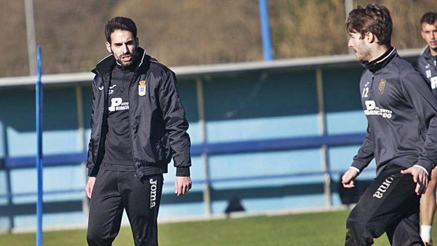 Roberto Robles, con Erice, en un entrenamiento del Oviedo en 2014.