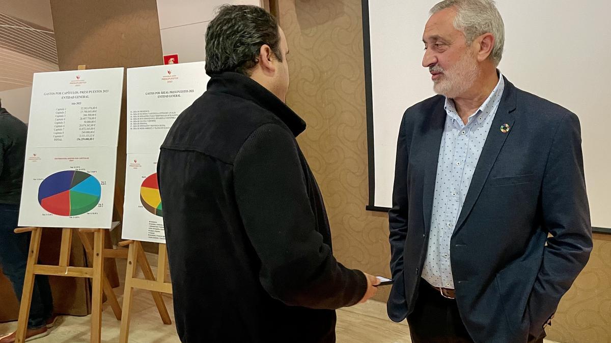 Carlos Carlos conversa con el vicepresidente, Alfonso Beltrán, ayer.