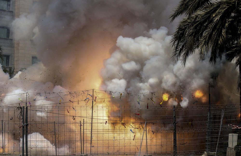 La pirotecnia Del Mediterráneo ofrece una mascletà marcada por la intensidad y con un potente terremoto final a dos alturas que ha provocado la rotura de un cristal del entorno de la plaza y daños en