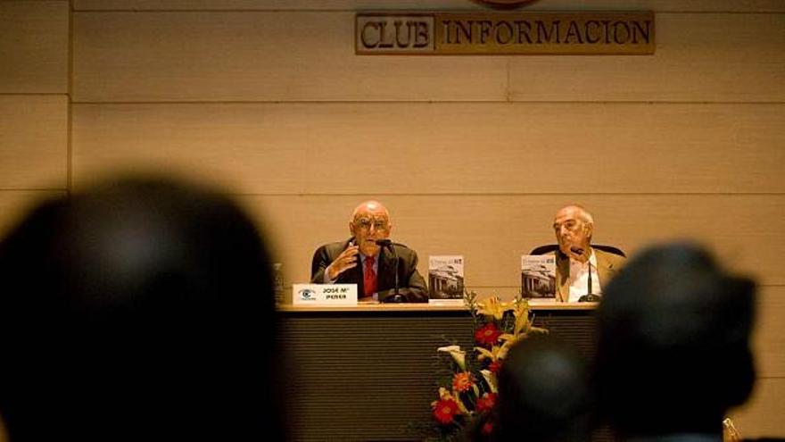 José María Perea y Mario Gaviria, en un momento de la presentación de su libro, ayer en el Club INFORMACION.