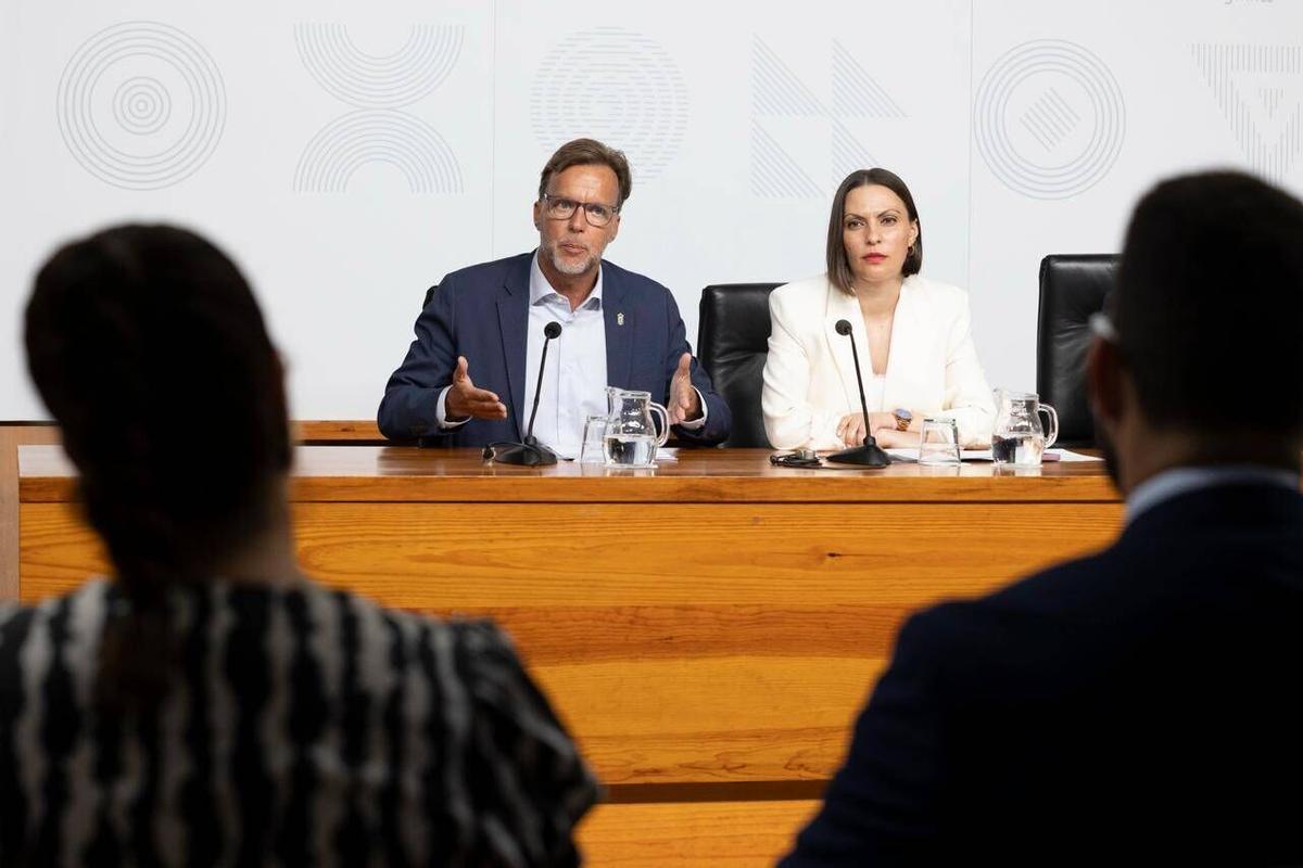 Ciro Hernández y Migdalia Machín presentan el contrato programa de financiación de las universidades públicas canarias.