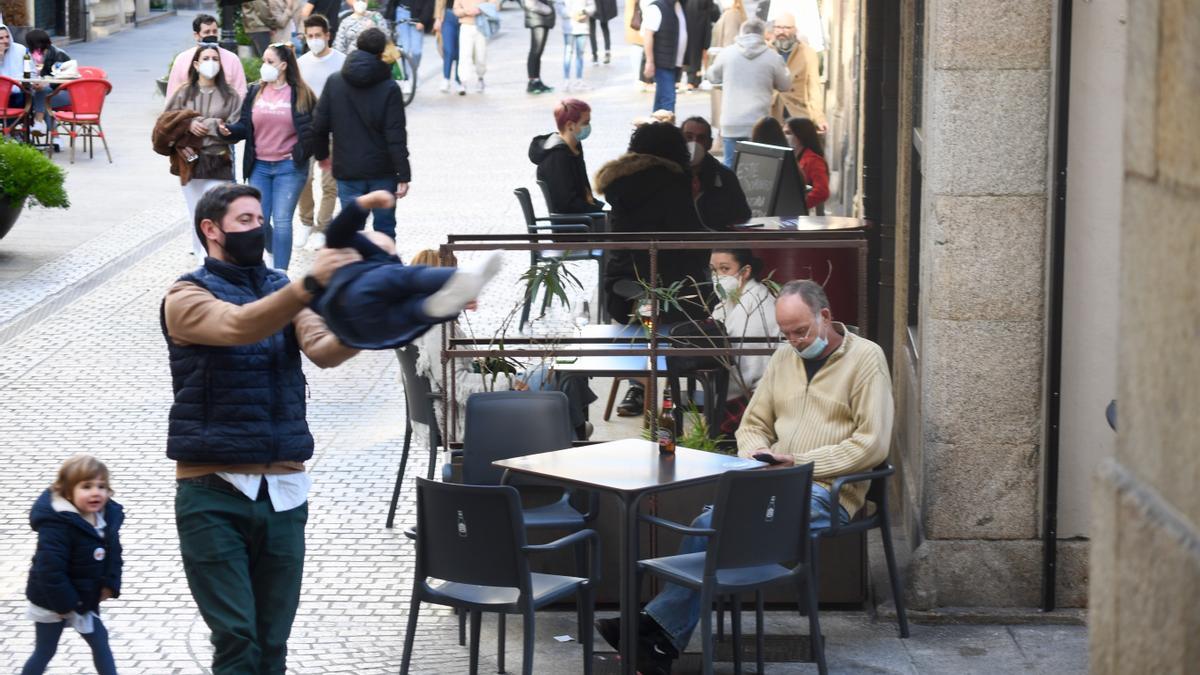 Clientes en terrazas, en la calle Riego de Agua de A Coruña.