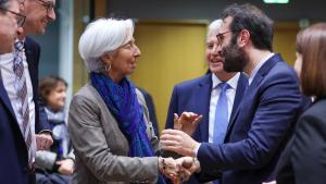 El nuevo ministro de Economía español, Carlos Cuerpo, conversa con la presidenta del BCE, Christine Lagarde, antes de la reunión del Eurogrupo, en Bruselas.