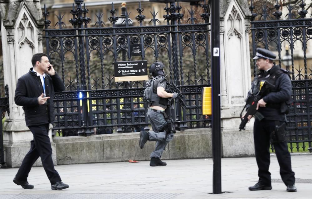 Tiroteig i apunyalament davant el Parlament britànic