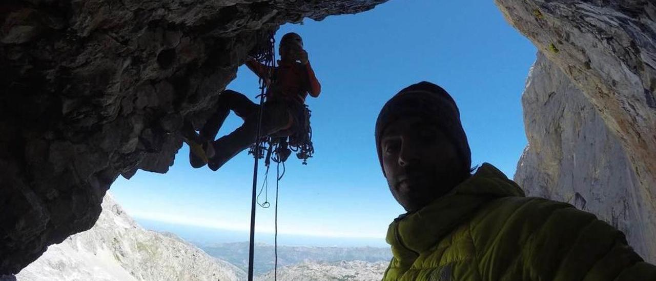 Los hermanos Iker y Eneko Pou, en la vía &quot;Marejada Fuerza 6&quot; del Urriellu.