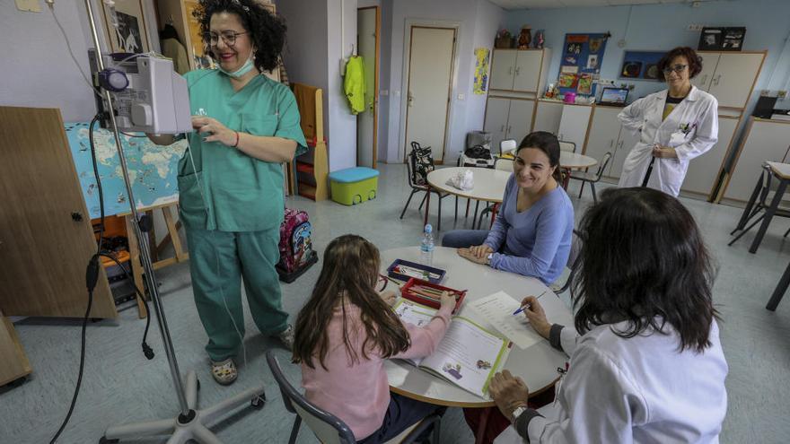 María, en el aula donde recibe el tratamiento en el Hospital General de Elche.