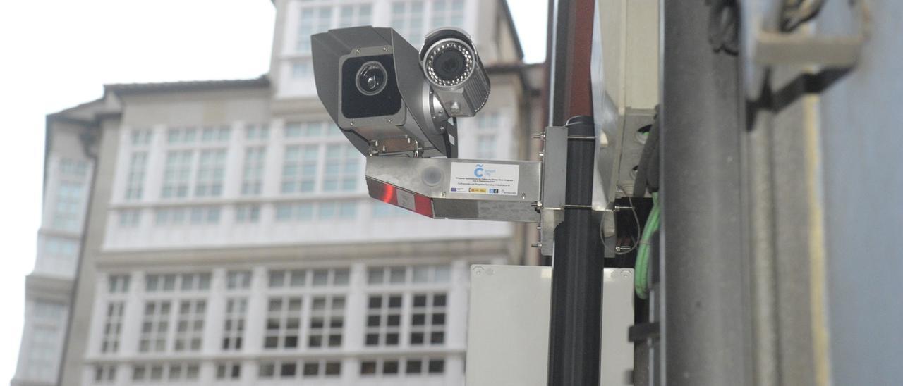 Cámara de videovigilancia para el control del tráfico en A Coruña.