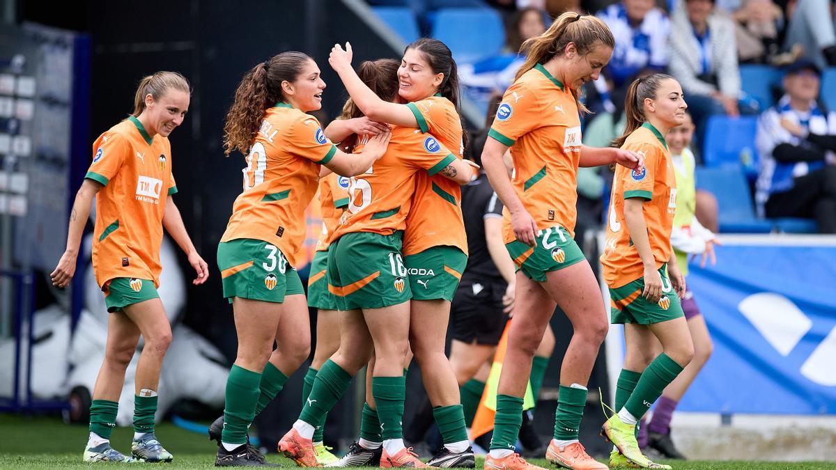 Celebración de uno de los tantos del Valencia Femenino