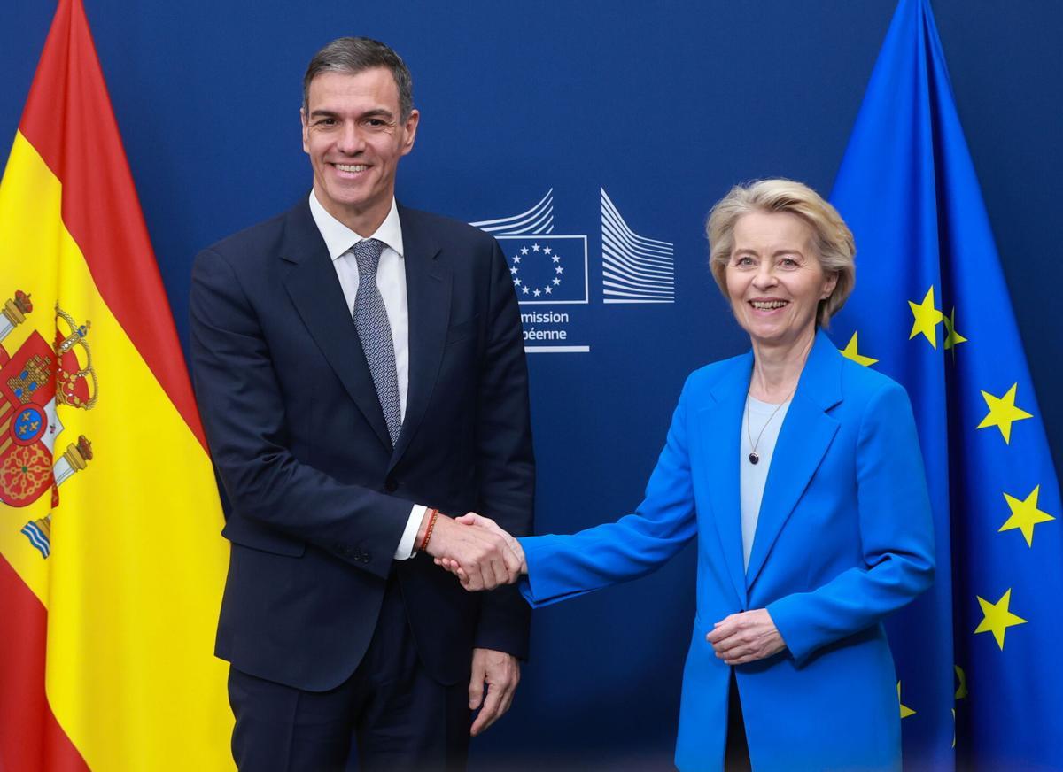 FOTODELDÍA BRUSELAS (Bélgica), 28/05/2025.- La presidenta de la Comisión Europea, Ursula von der Leyen recibe al presidente del Gobierno español, Pedro Sánchez, antes de su reunión en Bruselas, Bélgica, este miércoles.-EFE/ Olivier Hoslet