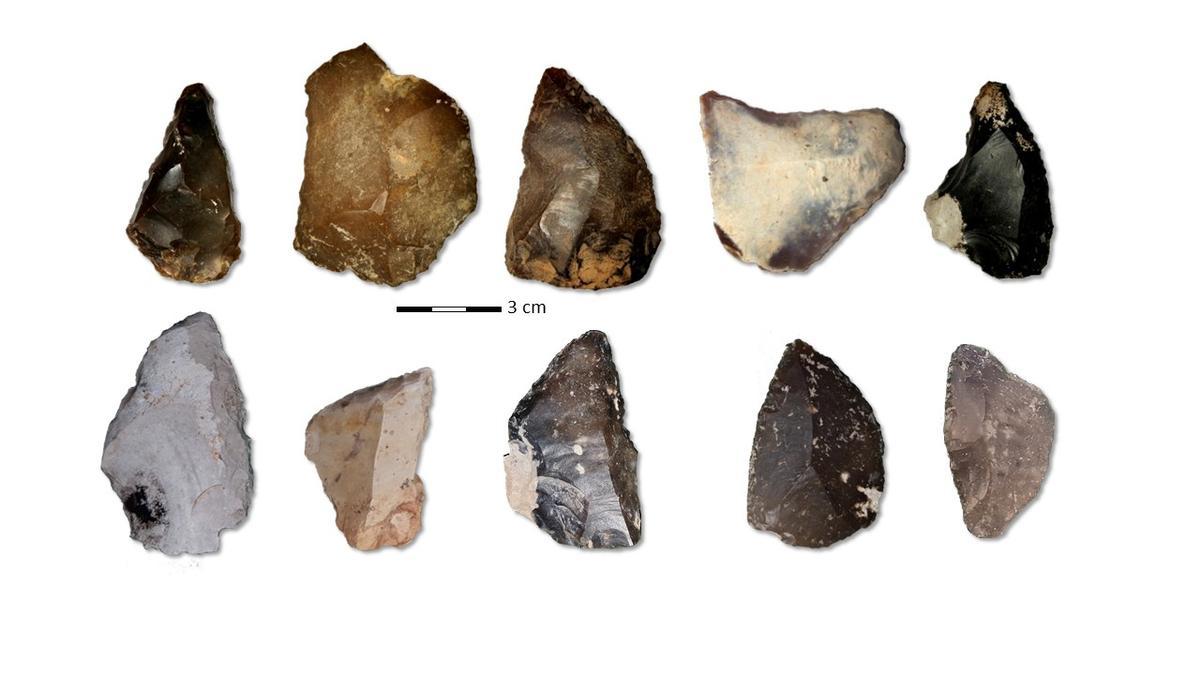 Una imagen con las piezas líticas descubiertas en la cueva de Aguilón.