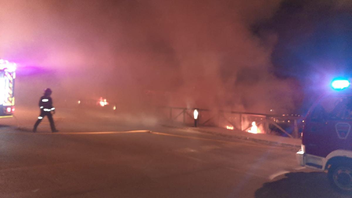 Bomberos y camiones de extinción de incendios en la rotonda de subida a la fortaleza, en el barrio de Santa María.