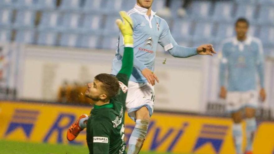 Drazic supera por alto la salida de Ballesté para marcar el segundo gol del Celta. // R. Grobas