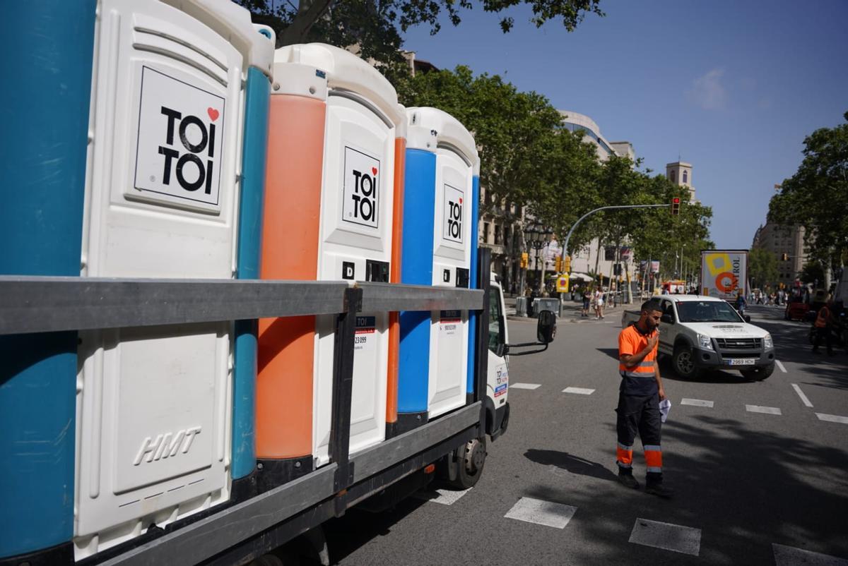 Cabinas de WC en el paseo de Gràcia para el 'show' de F1