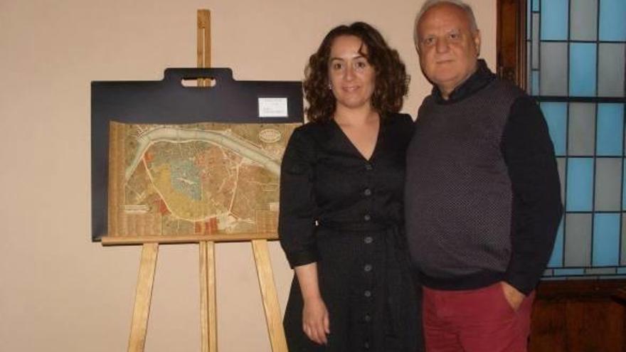 La concejala Gloria Tello recibe en nombre del Ayuntamiento el mapa original de Rafael Solaz.