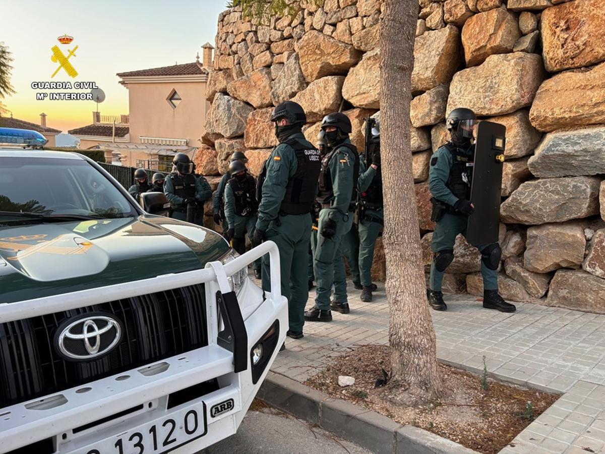 La Guardia Civil en la operación en Polop.