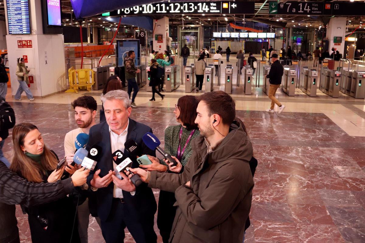 Antonio Carmona, portaveu de Renfe a Catalunya, atén els mitjans de comunicació a l'estació de Sants a Barcelona