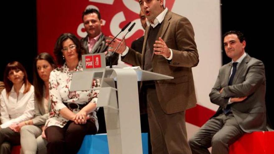 El líder del PSPV, Jorge Alarte, dirigiéndose al público ante la mirada de Vicente Arques (dcha.), en l&#039;Alfàs.