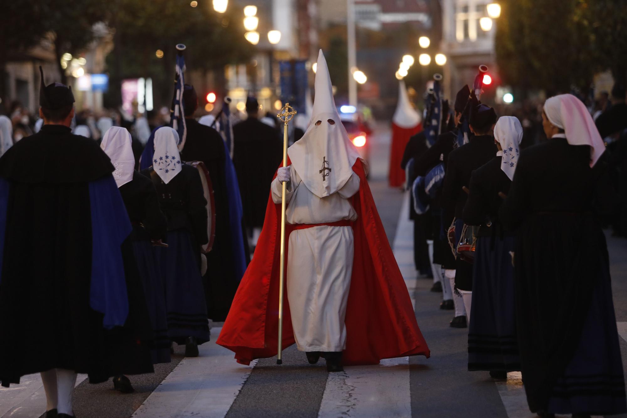 EN IMÁGENES: La imagen de Jesús Cautivo vuelve a recorrer las calles de Oviedo