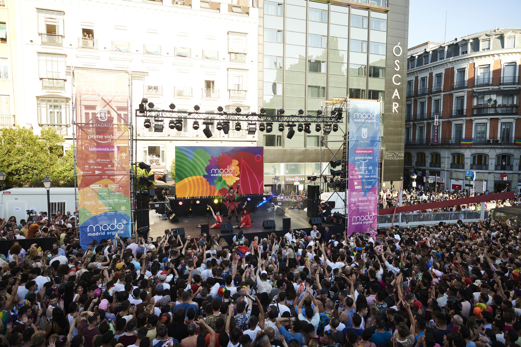 Cientos de personas en la Plaza Zerolo de Madrid.