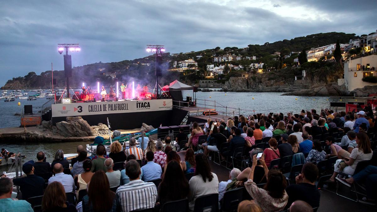 El concert de Delafé i las Flores Azules a Calella de Palafrugell que ha tancat aquesta edició del festival Ítaca