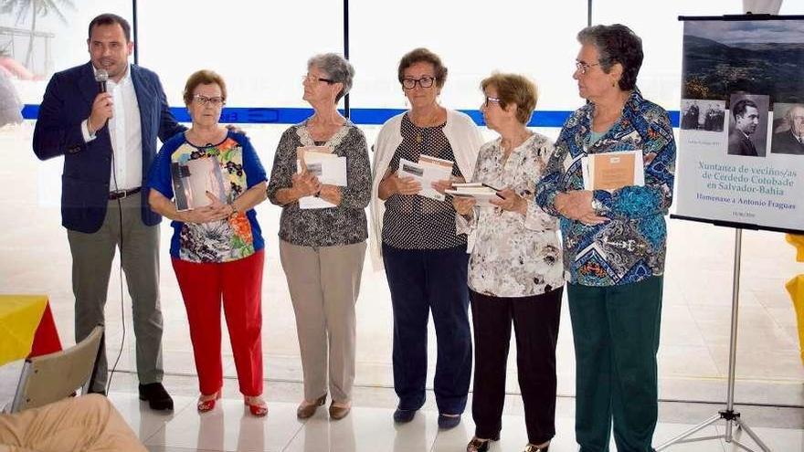 Cubela coas cinco mulleres homenaxeadas pola organización da romería de Augasantas en Brasil. // FdV