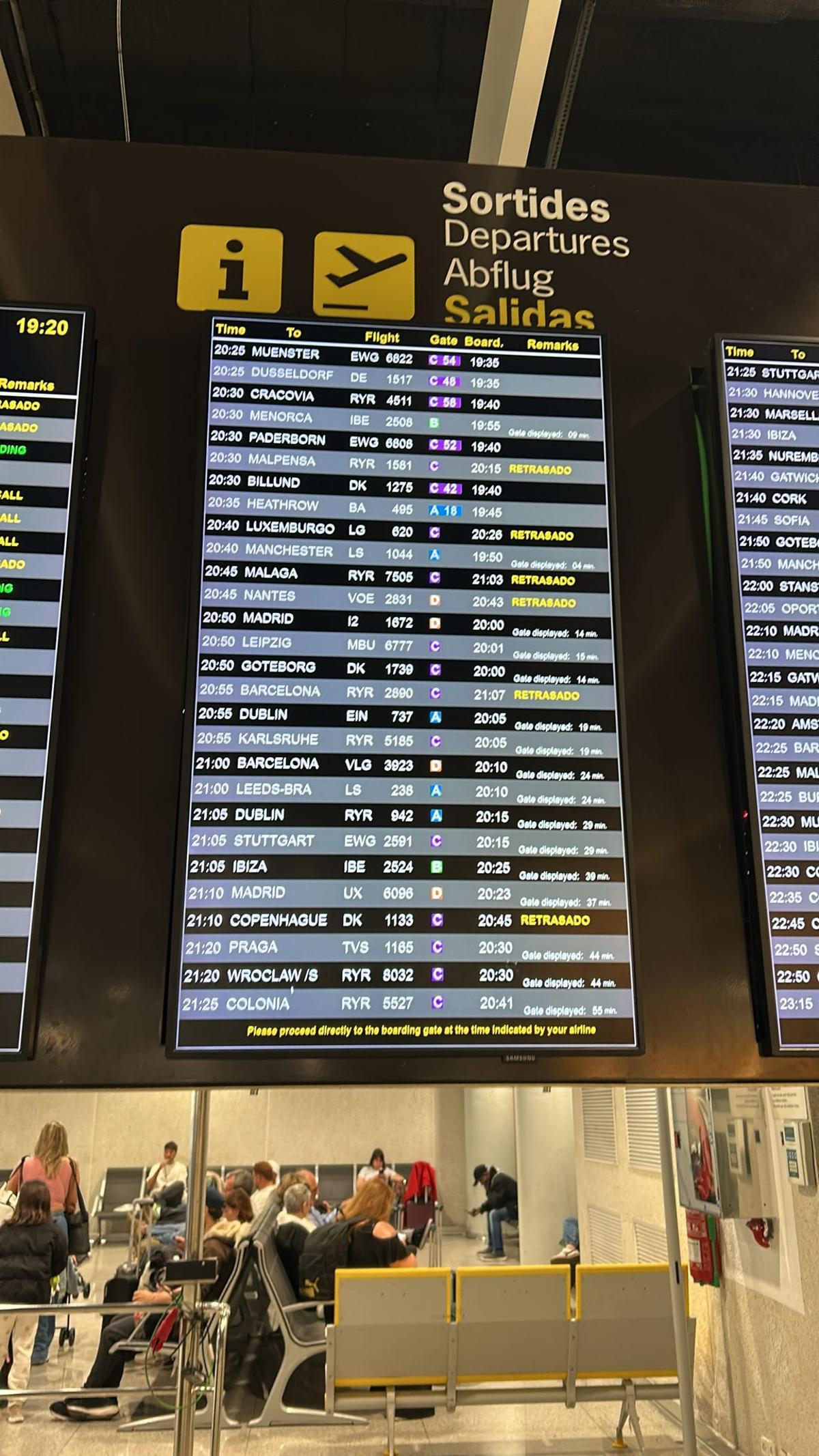 El panel de Salidas anuncia retrasos en el aeropuerto de Palma