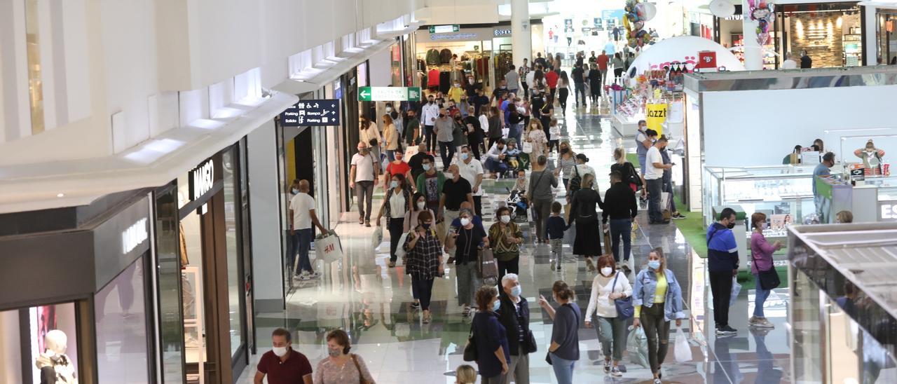 Clientes en el centro comercial de L&#039;Aljub en Elche