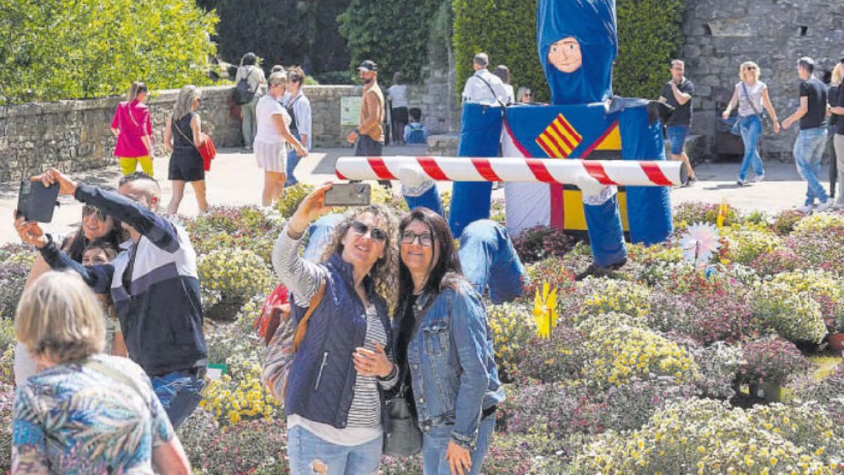 Punt de la ciutat engalanat amb flors durant el festival de maig