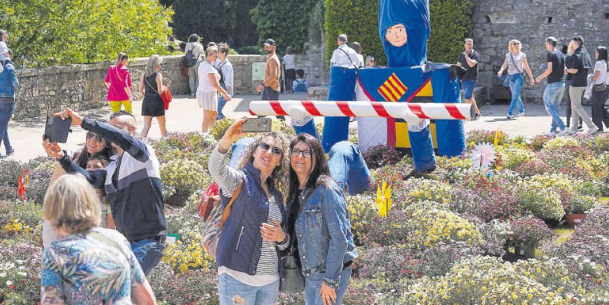 Punt de la ciutat engalanat amb flors durant el festival de maig Punt de la ciutat engalanat amb flors durant el festival de maig