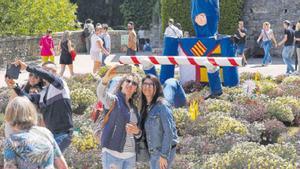 Punt de la ciutat engalanat amb flors durant el festival de maig