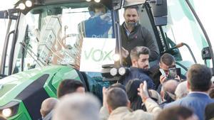 El presidente de Vox, Santiago Abascal, subido a un tractor, participa en una movilización por las calles de Murcia.
