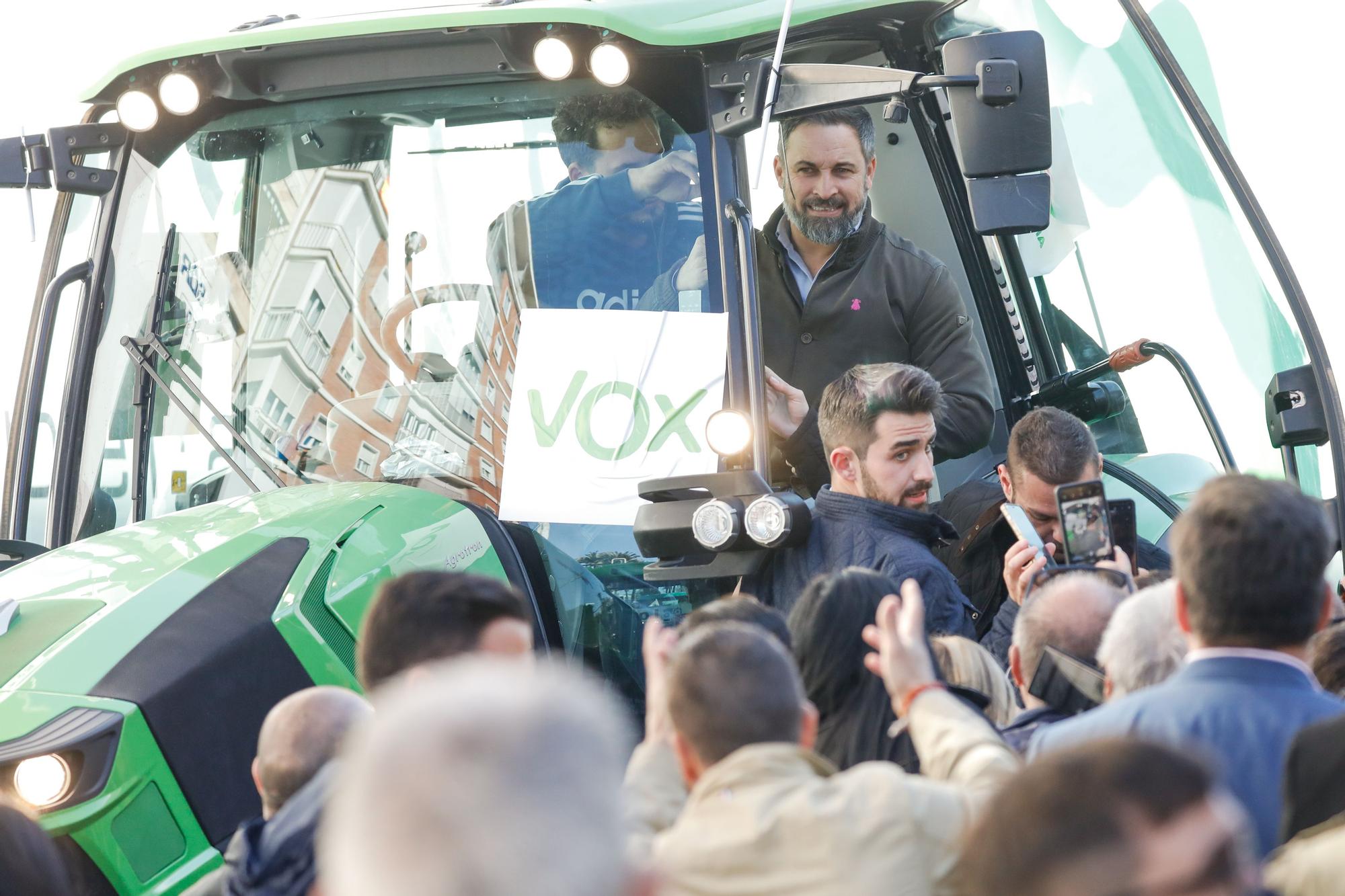 El presidente de Vox, Santiago Abascal, subido a un tractor, participa en una movilización por las calles de Murcia.