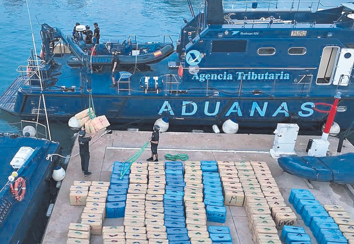 Operación de traslado de las ocho toneladas de hachís intervenidas en octubre en Ibiza.