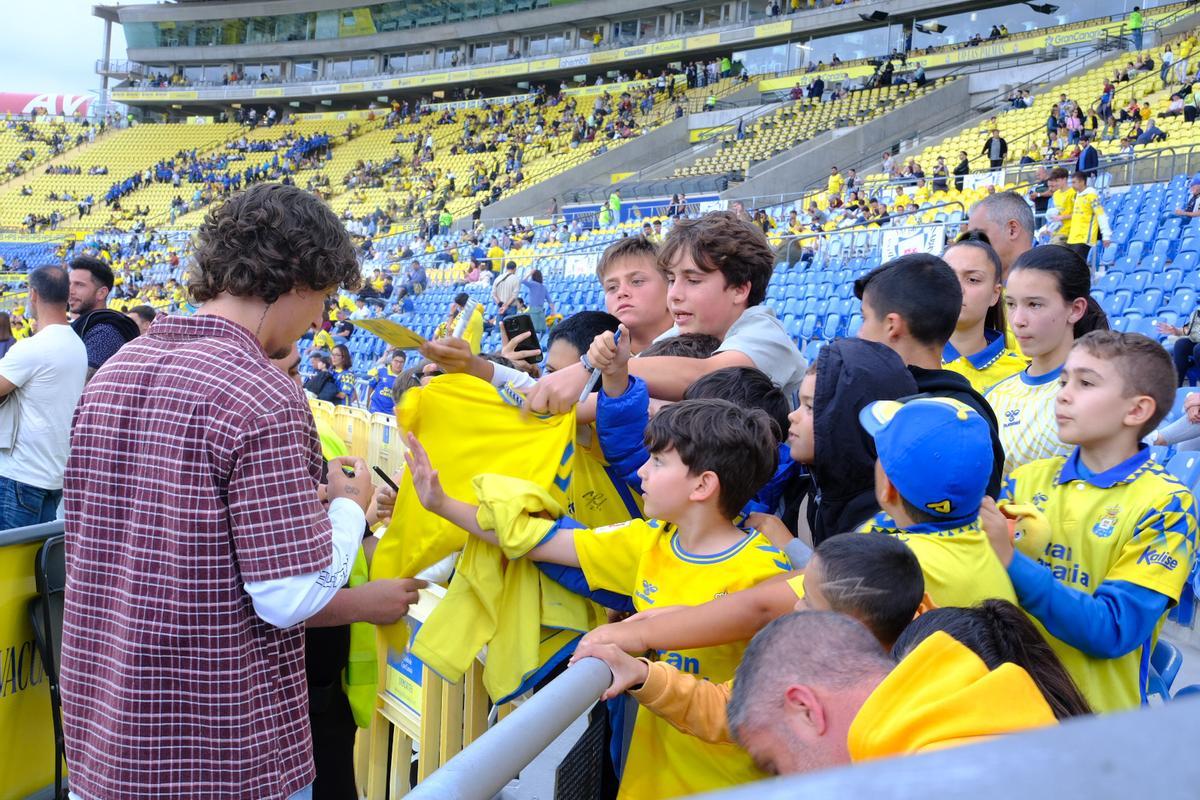 Fábio Silva firma autógrafos a un grupo de jóvenes seguidores de la UD Las Palmas.