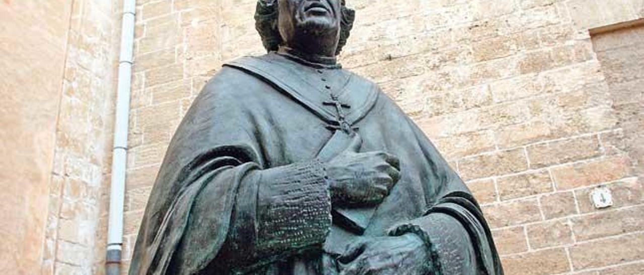 Antonio Despuig Dameto fue un príncipe de la Iglesia situado en el centro de las intrigas de su época. Su escultura se levanta en la plaza de Santa Magdalena.